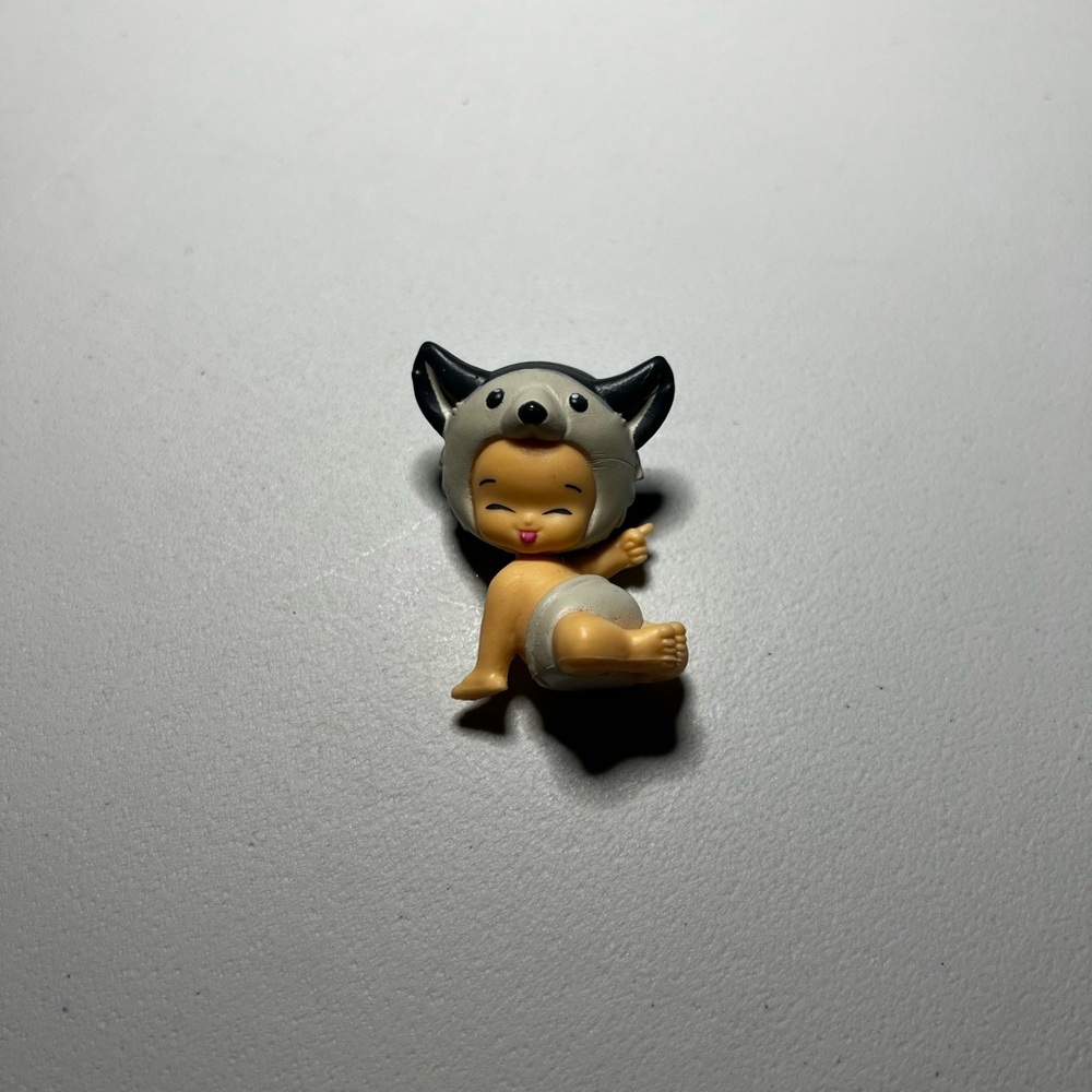 Twozies wolf Lance figure
